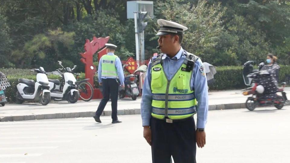 嘉祥县公安局交警大队：站好“护学岗” 守护“求学路”_腾讯新闻