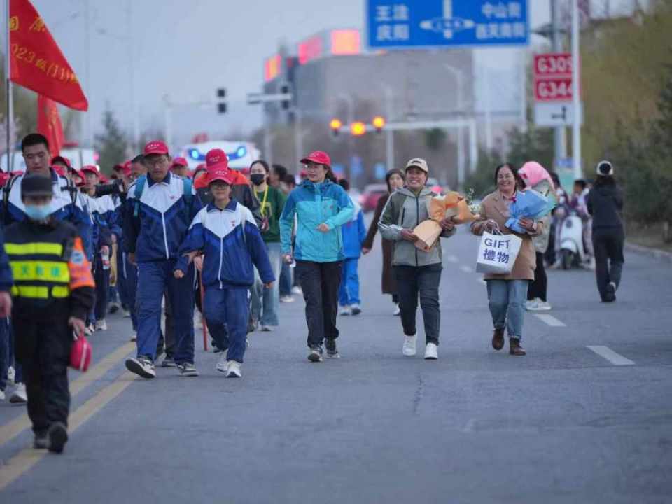 固原市委宣传部供图在固原二中,"行走的思政课"分为走前全面准备,走中