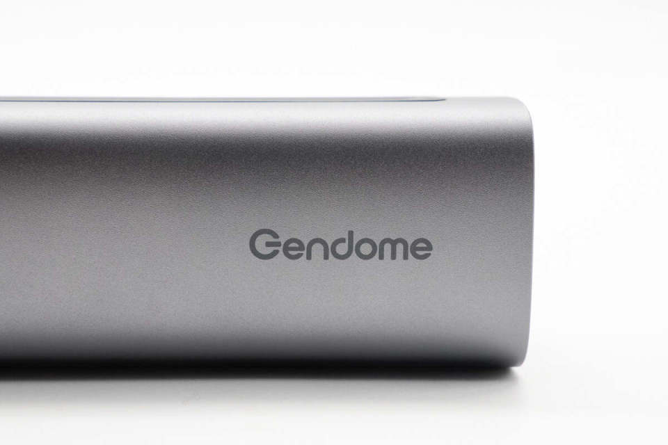 机身正面左侧设有电源键以及电量指示灯,右侧镭雕gendome品牌.
