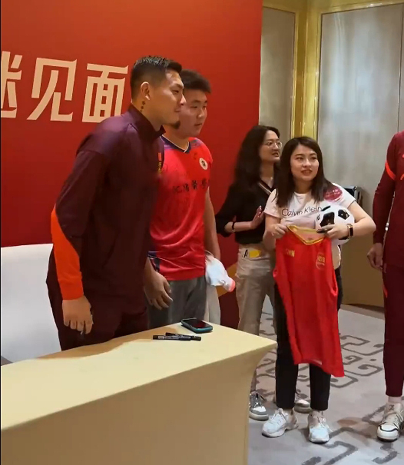 中国足球顶住!王钰栋向余望 瓦房店李刚仁挑大梁!