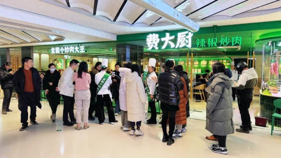 作为北上广新晋排队王,费大厨也曾在疫情期间短暂开