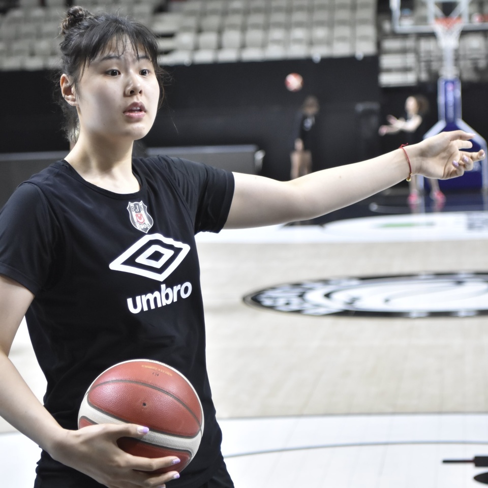 此役,效力于贝西克塔斯的中国女篮队员李月汝表现出彩,她登场37分11秒