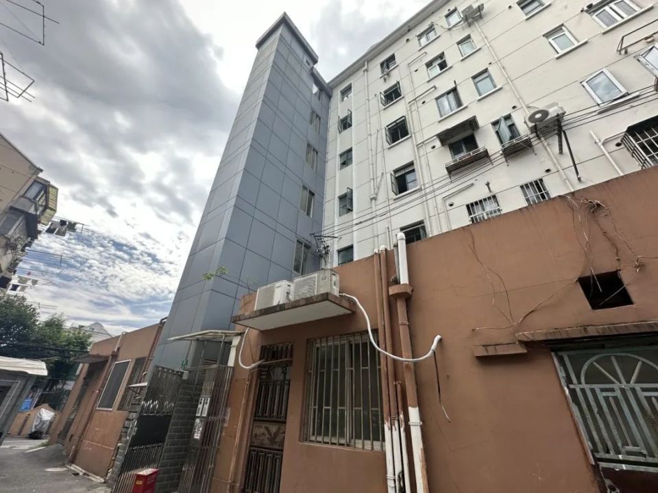 近日,记者走进玉田新村,实地探访电梯由物业接管后的管理情况.