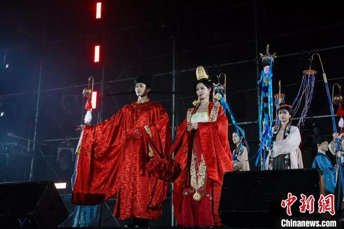 云南姑娘台湾推广汉服我们都热爱中华文化没有比这更酷的