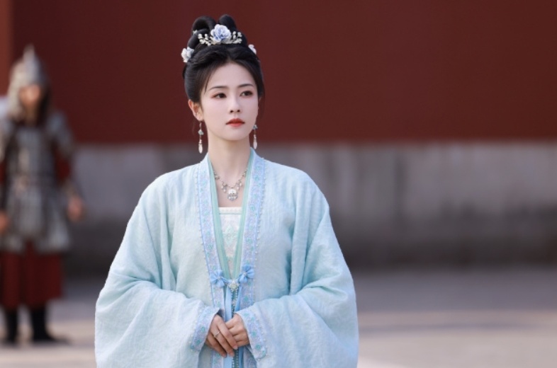 同样硬演"绝世美人",将33岁吴谨言跟29岁白鹿放一起,差距明显