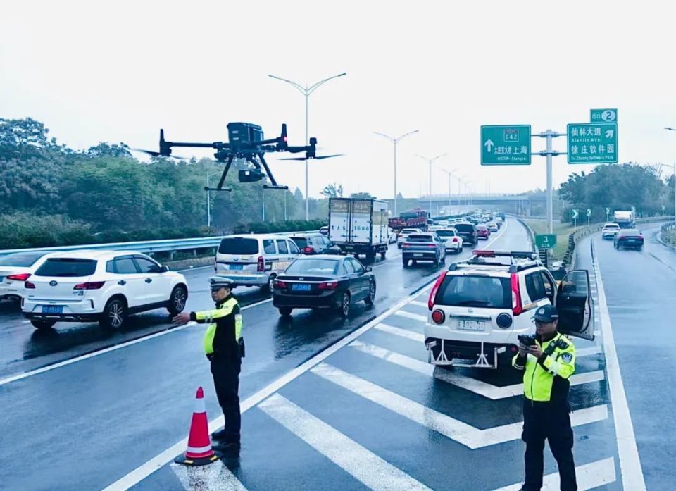 南京市公安局交警支队建立健全"金陵飞鹰"勤务新
