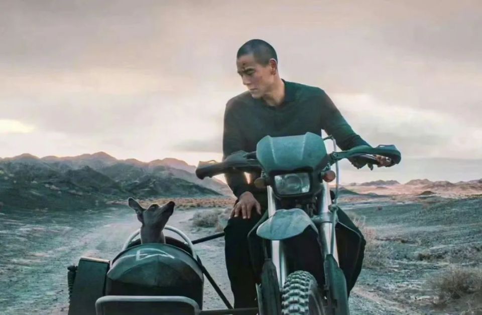 影片开场对于近景的使用谨慎到毫厘,大定场让彭于晏成为画面中突兀的