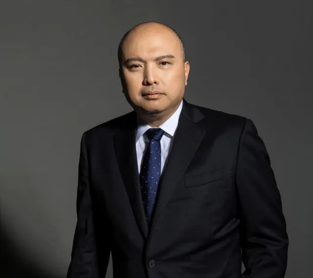 郑辉曾在比索生物和福州851工作,后于2000年毕业于北京师范大学继续