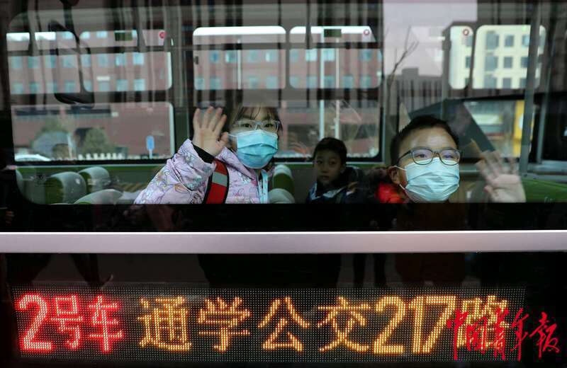 2月26日,北京市朝阳区香江北岸小区站,两名乘坐通学公交上学的小学生