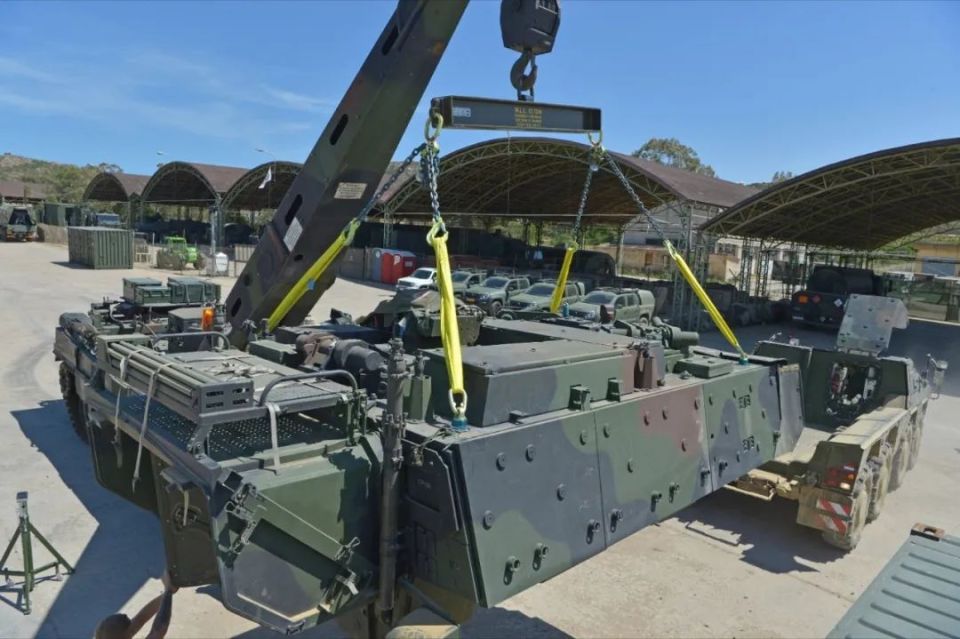 自带马桶座的德国拳击手重型轮式装甲车