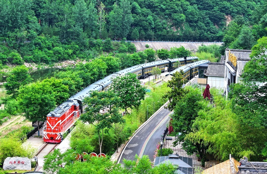 近日,"发现最美铁路·踏栾山伊水寻铁路小镇"发现团一行走进河南栾川