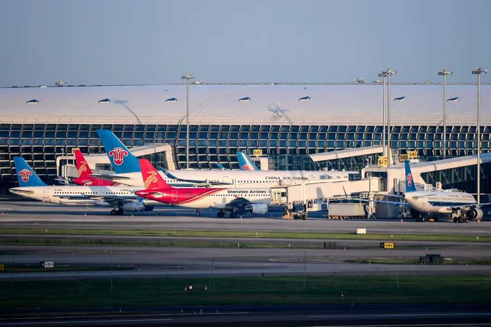 深圳机场春运前三天日均航班超1200架次