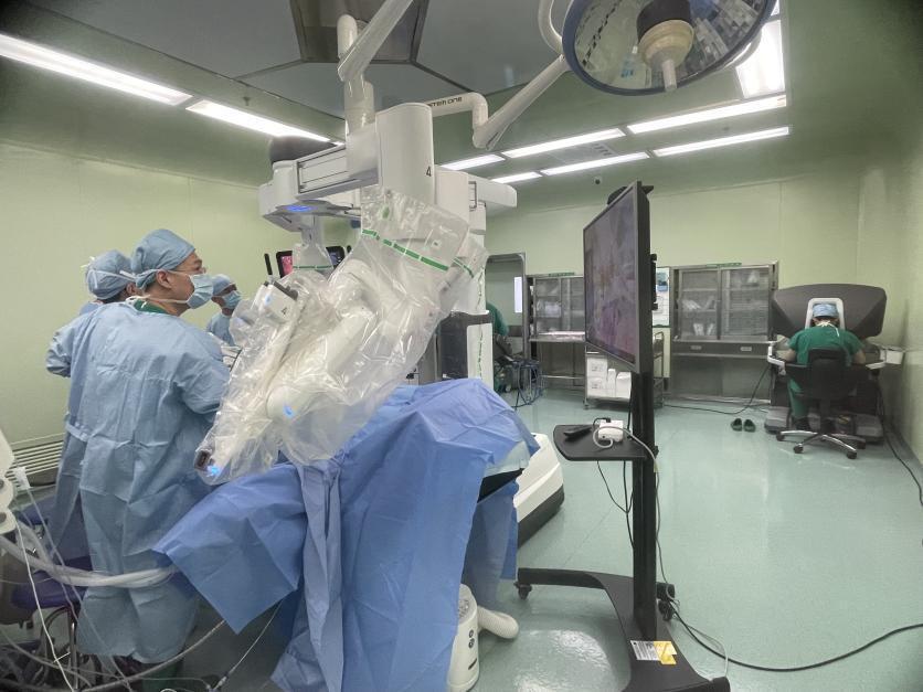 哈医大二院泌尿外科用达芬奇机器人精准微创除瘤