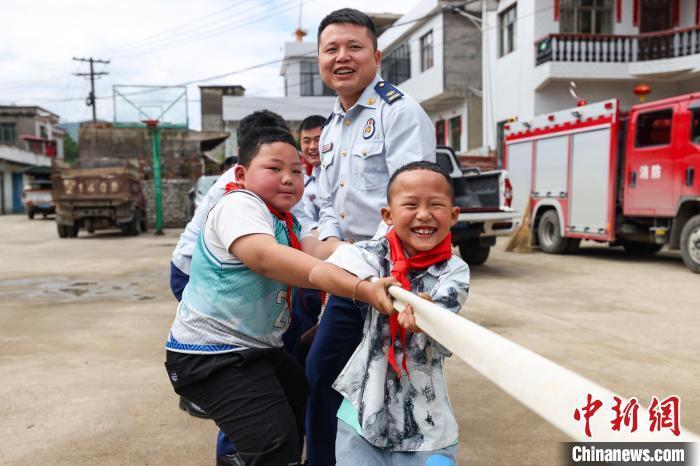 贵州贵定:消防员走进乡村学校和学生同过"六一"