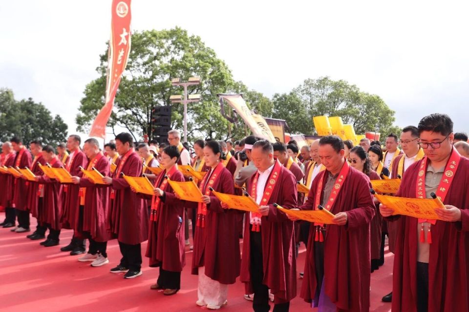 今天，太姥山上，他们在做同一件事！_腾讯新闻