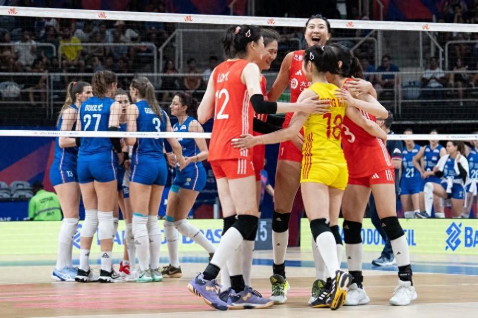 中国女排全员名单揭晓,2大功勋教头确定落选,赖亚文身兼三职