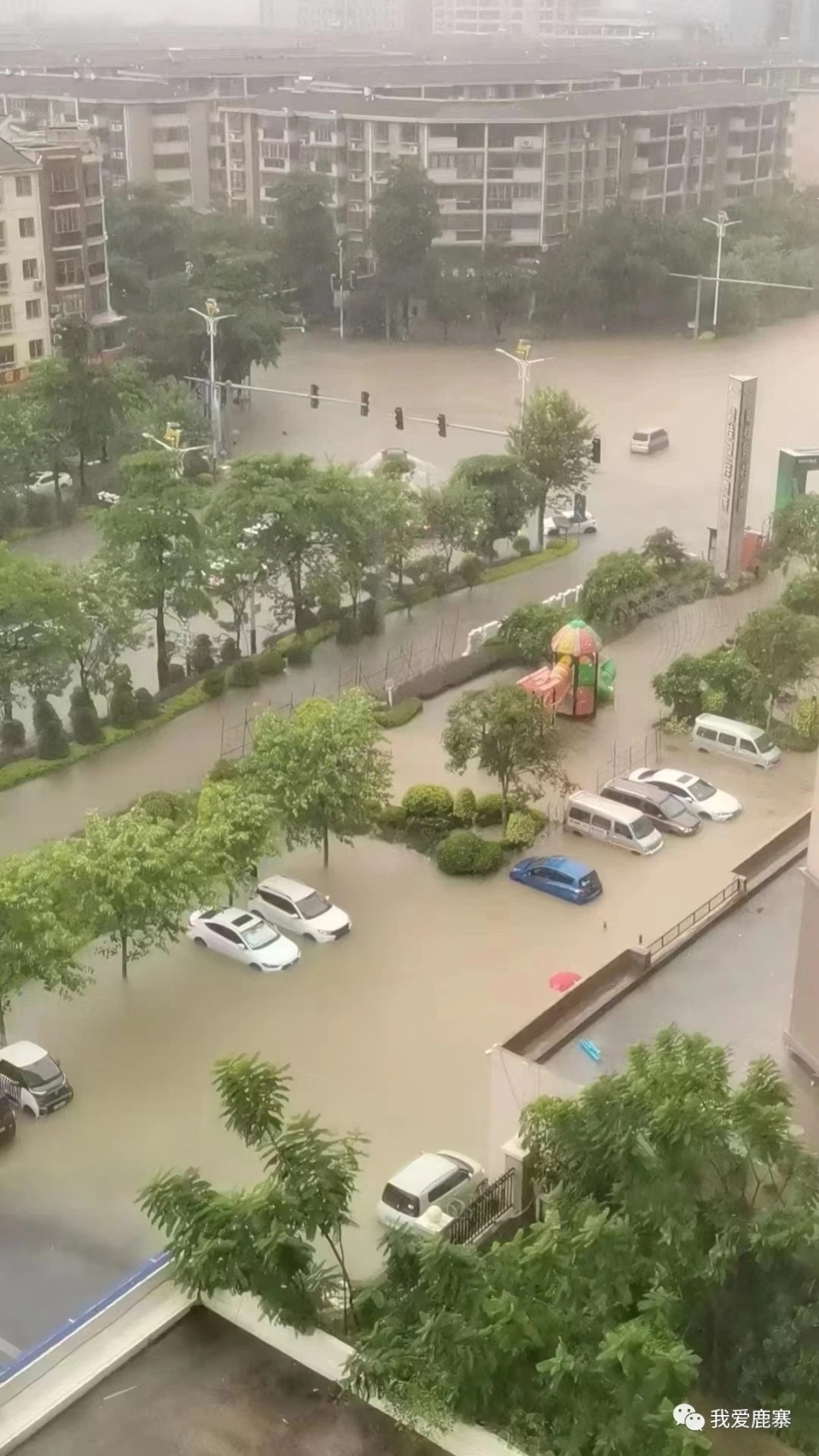 内涝 红色预警！强降雨致鹿寨县城多处内涝，未来几天还有……-腾讯新闻
