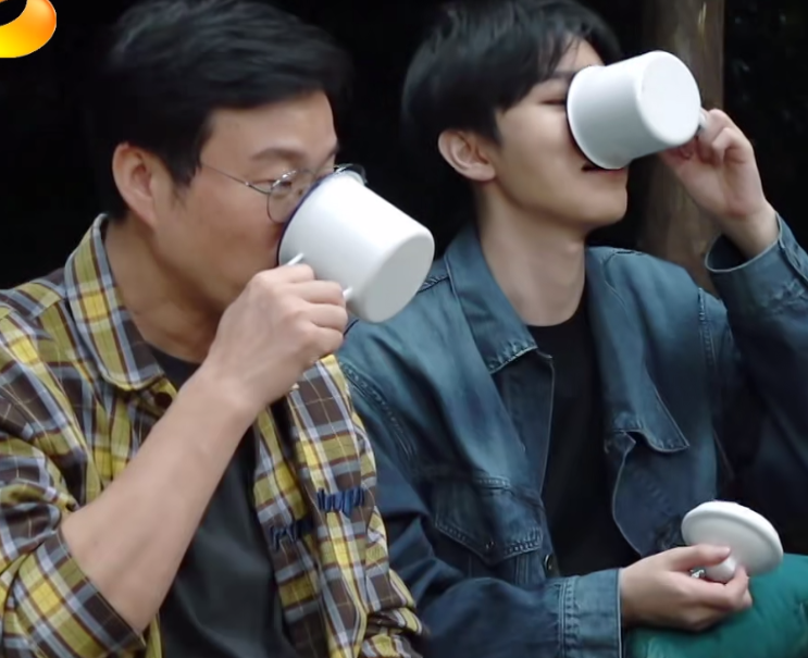 24岁王俊凯首次在节目中喝酒,双下巴变胖了,感叹:面对镜头紧张_腾讯