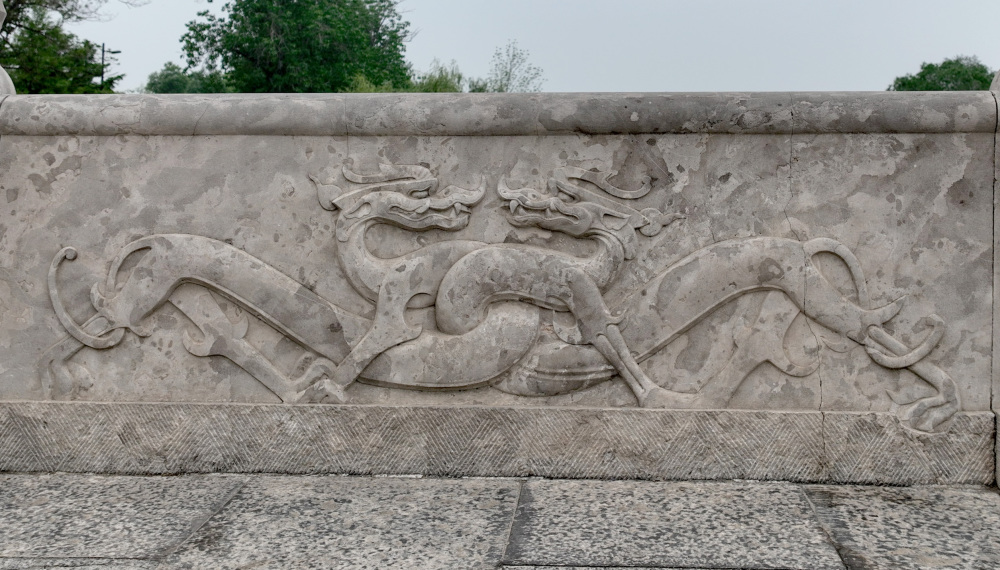 新华社发(朱涛摄)赵州桥石栏板上的雕刻图案(资料照片).