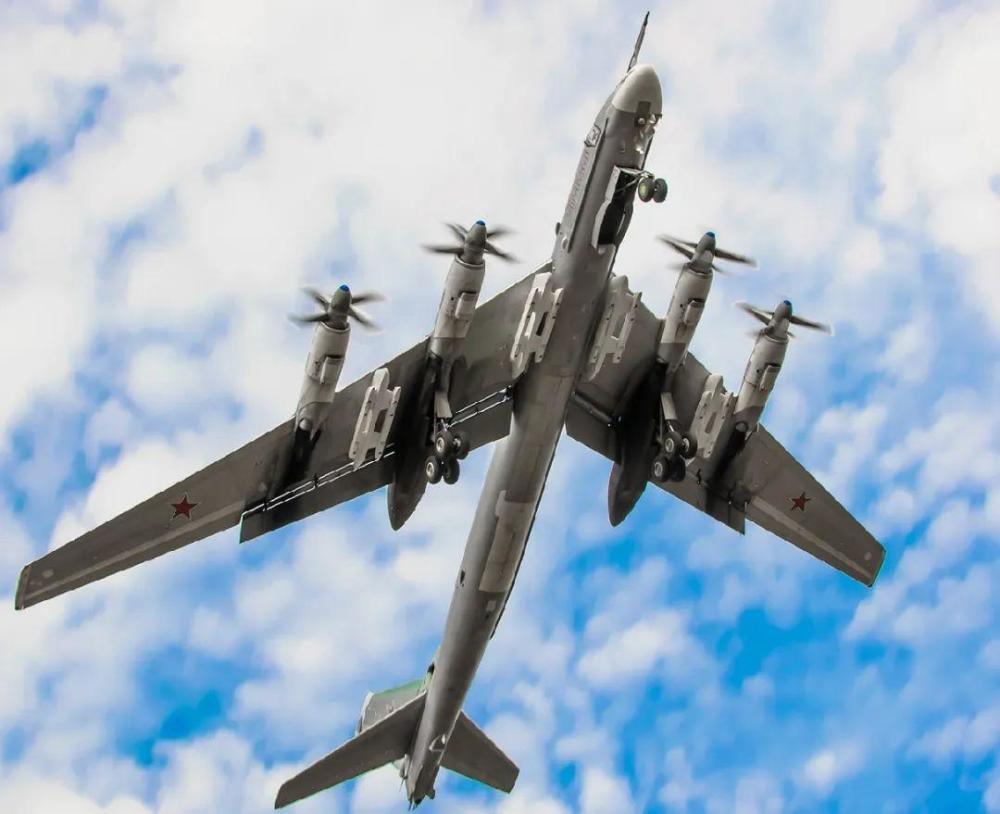 已经飞了七十多年,图-95战略轰炸机究竟有何过人之处?_腾讯新闻