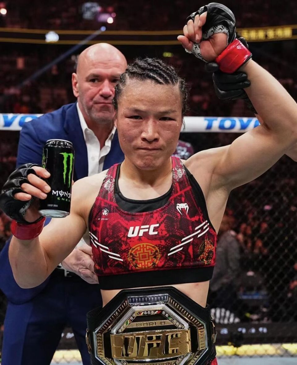 赛后复盘 | 张伟丽为何不用肘击?"放水论"是对两人共同的贬低