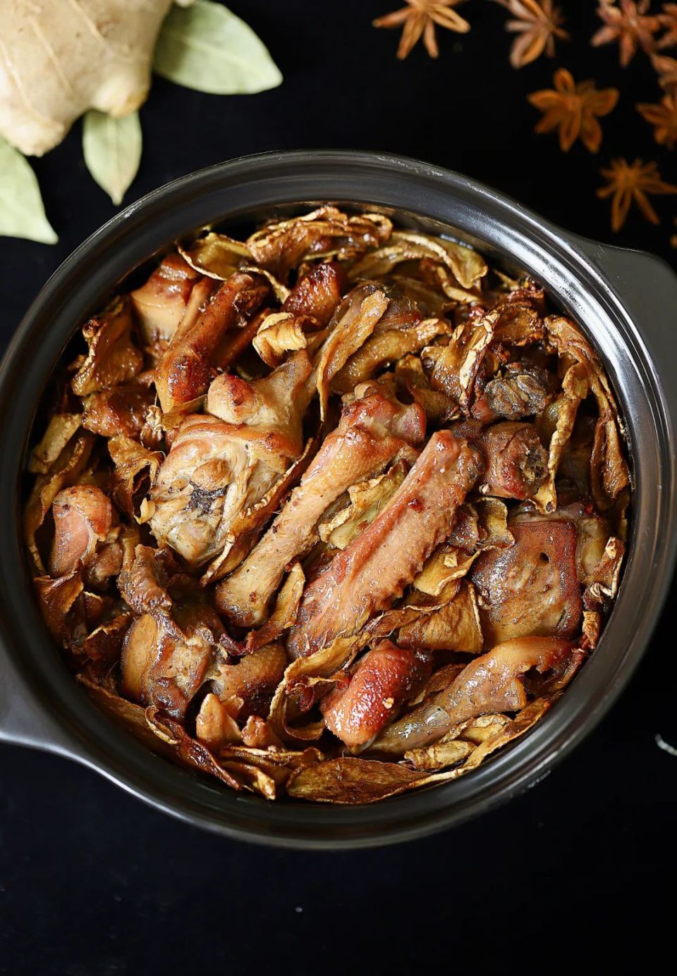 一条生活馆这便找来了这道特色菜正番姜母鸭,来自厦门老字号"锦和甲"