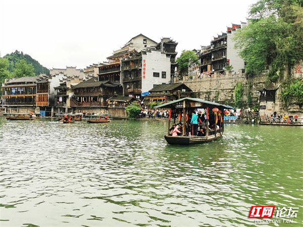 边城的"吃",不仅集合了湘渝黔三地味觉精华,还能邂逅许多传统美食,味