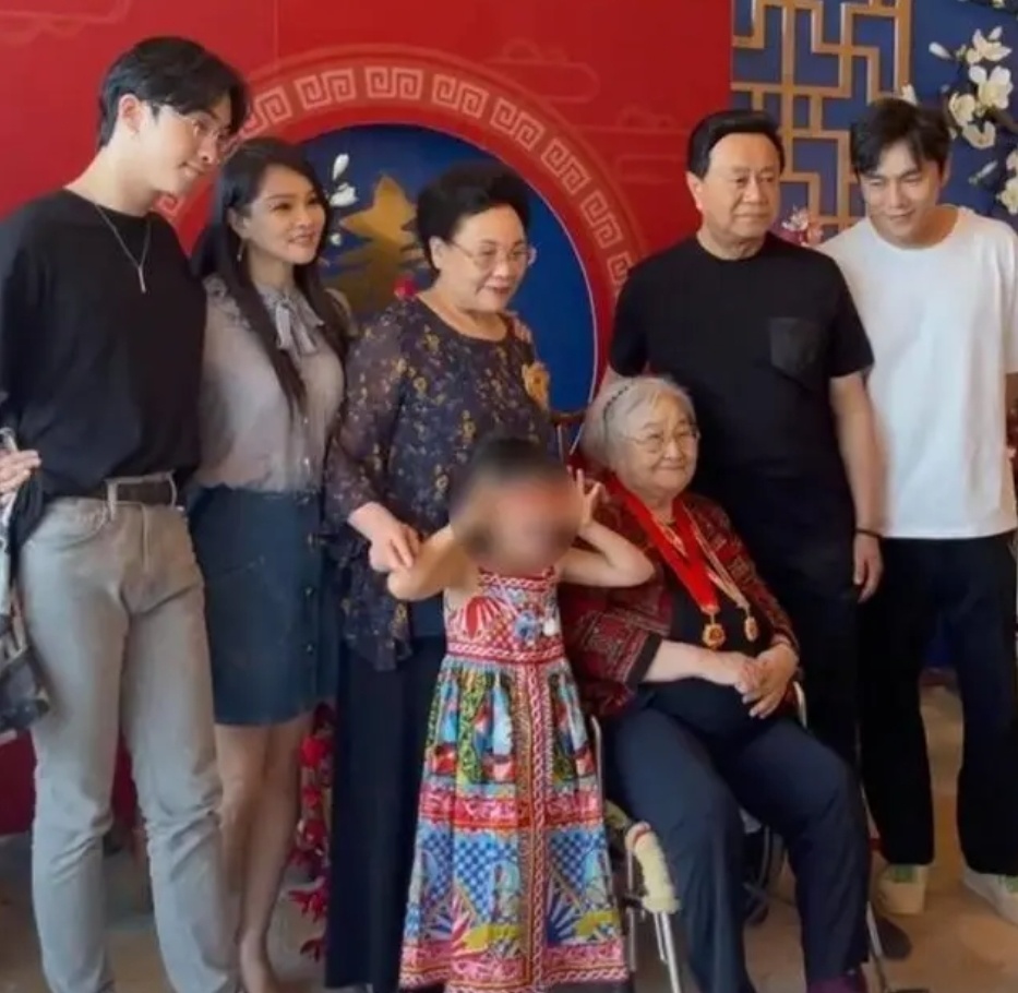 当着自己妈妈的面,秦昊特别郑重地对伊能静说:"你嫁给我以后,无论是你