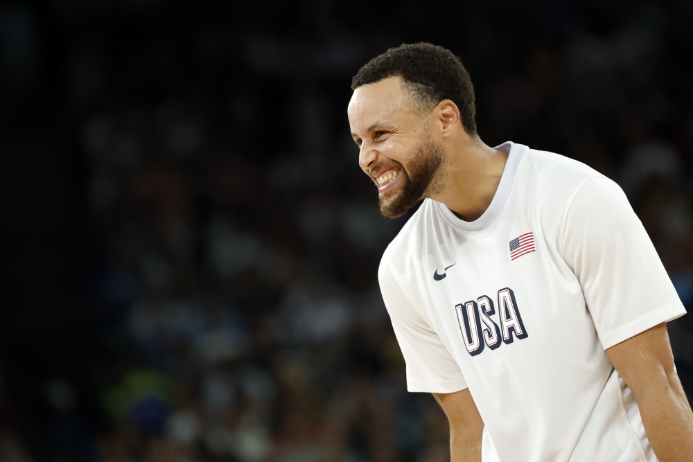 阿耶莎现场督战 库里笑嘻嘻