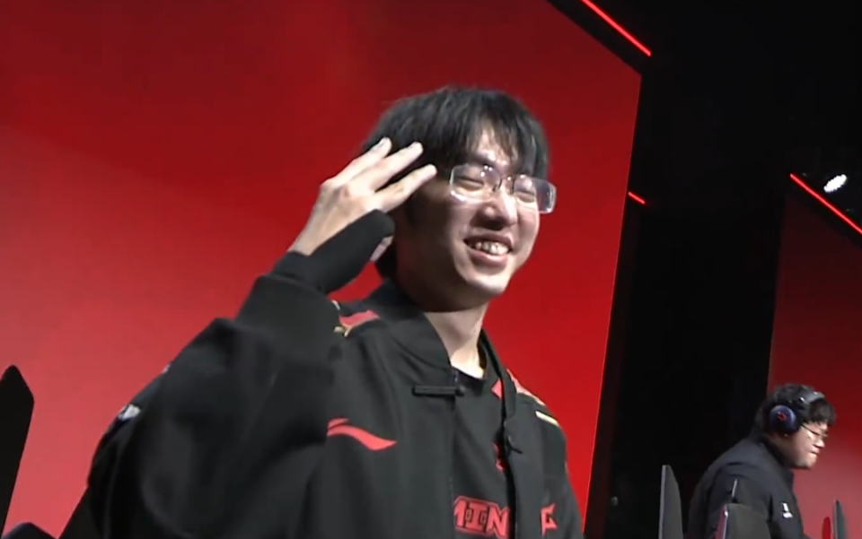 圣枪哥实力倒回3年前,成今晚最靓的崽取得优势的卡牌,带线和打团都让