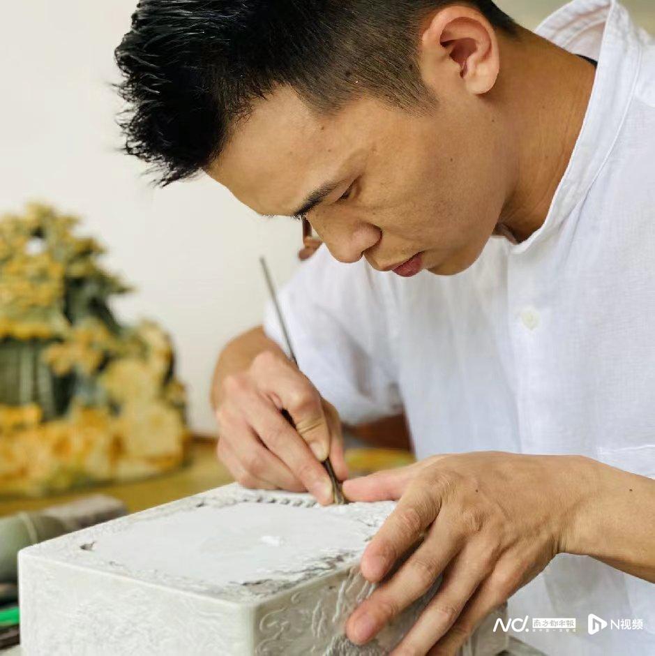 肇庆端砚亮相文博会,手艺人梁振华雕刻"白端"山水