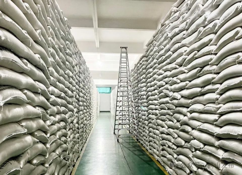 广垦华粮的仓库里,袋装大米整齐罗列,高达数米,像一座让人安心的粮食