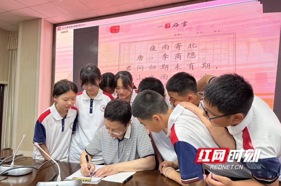"一手好字书法名家进校园公益行"岳阳地区第一站在岳阳市第十中学拉开