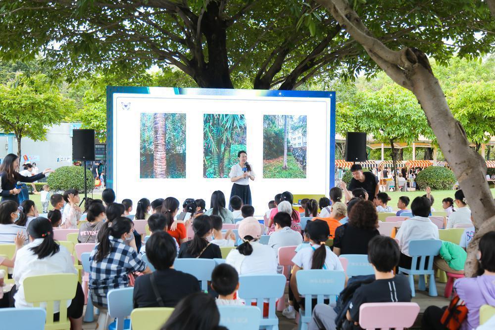 五一与书作伴在广州大榕树下亲子共读养月亮的小孩