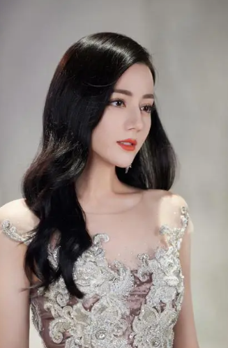 迪丽热巴新歌首发 送给女孩的力量颂歌_腾讯新闻