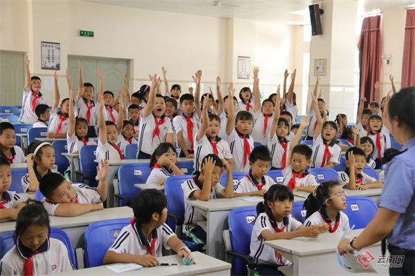 我来答……"在开远市东城小学的阶梯教室内,同学们争先恐后地举起小手