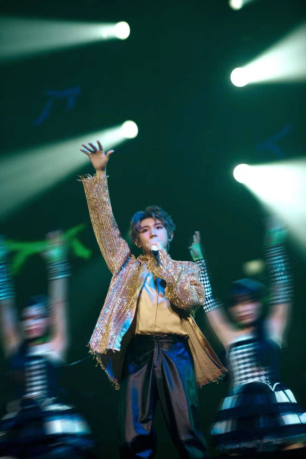 王源客厅狂欢巡演终点站抵达家乡重庆温暖开唱点亮山城夏天