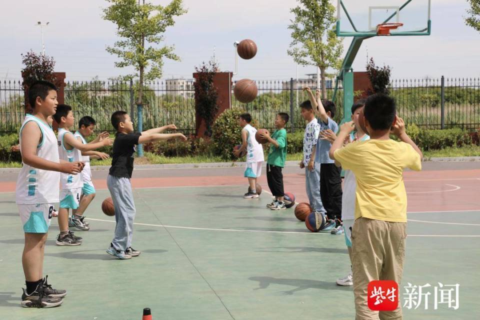 凭借一次次全力拼抢,一次次突破跃起,一次次精准投篮,射阳县海河小学