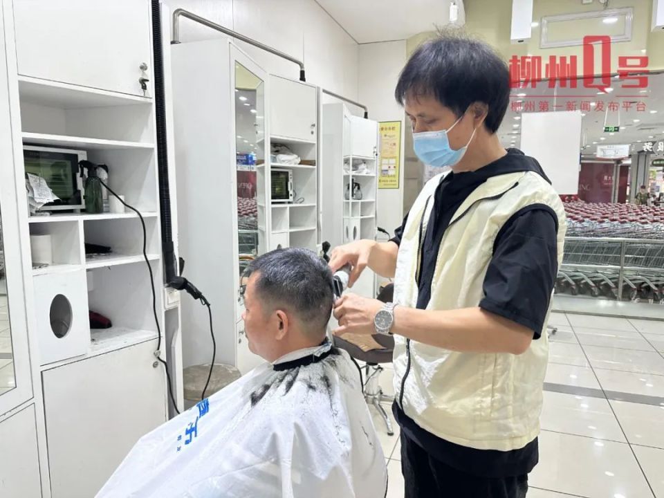 理发师正在理发"我25天左右修剪一次头发,在快剪店剪头发一年花费200