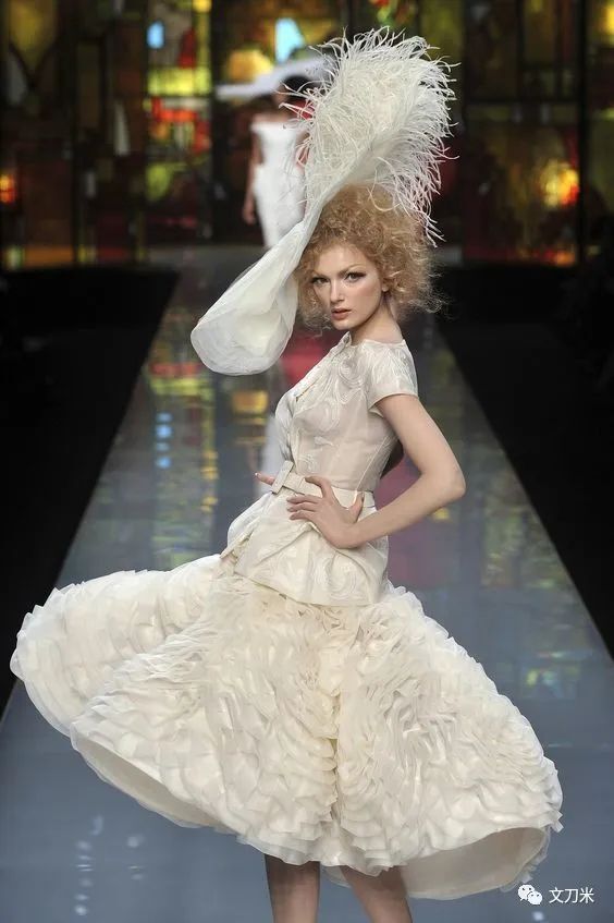 罕见资料 | johngalliano早期设计汇总,及与资本的纠葛-腾讯新闻