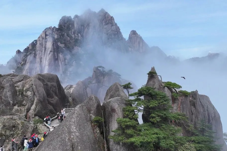 时隔五年,黄山天都峰今天恢复开放