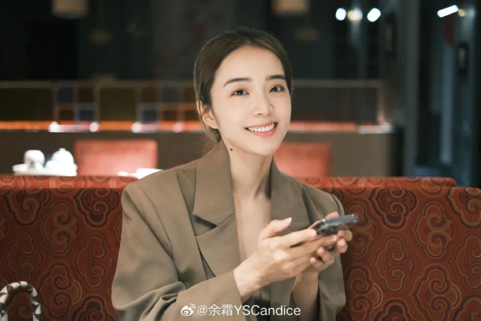 lpl老婆余霜淡妆出发前往赛场不愧是lpl的牌面