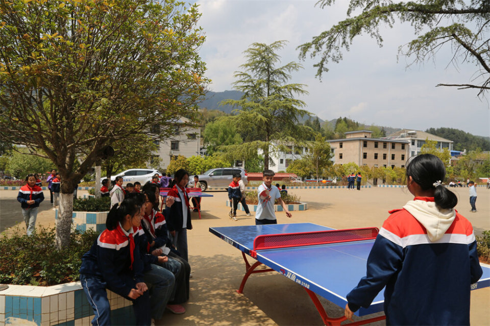 竹园中学"名誉校长"尹荣峰出资奖励优秀学生,在奖学金颁奖典礼上与