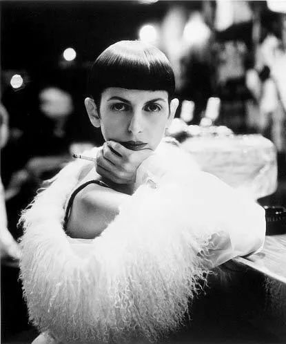 她是时尚圈最疯"假名媛",5次自杀,如今被拍成了纪录片