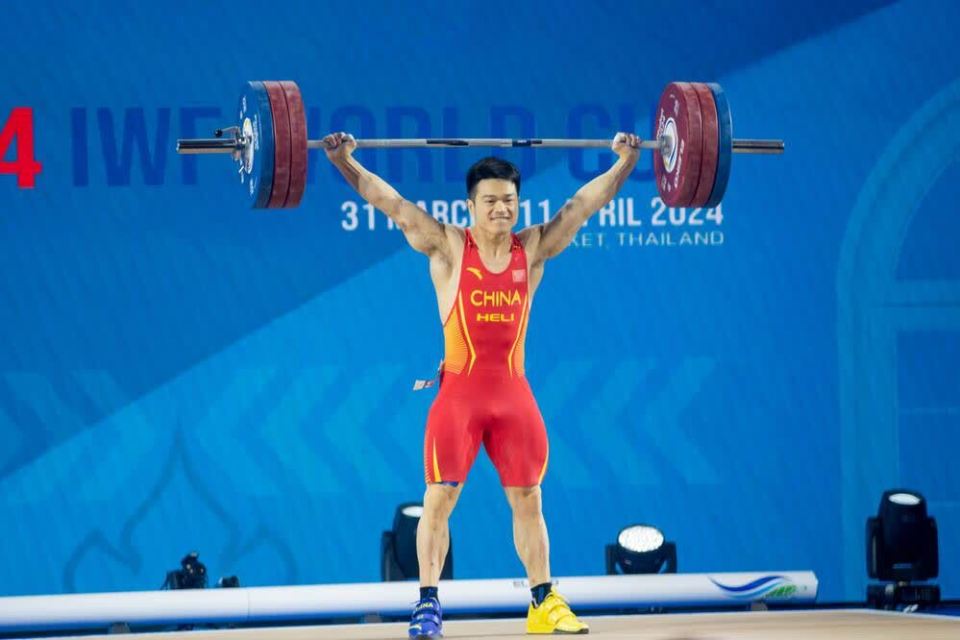 以奥运会争金为目标,中国男子举重选手需要克服伤病的困扰,调整好状态