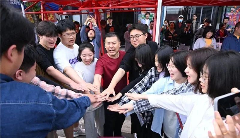 上午7时许,记者来到延边二中考点,看到考生和家长陆续来到校门口.