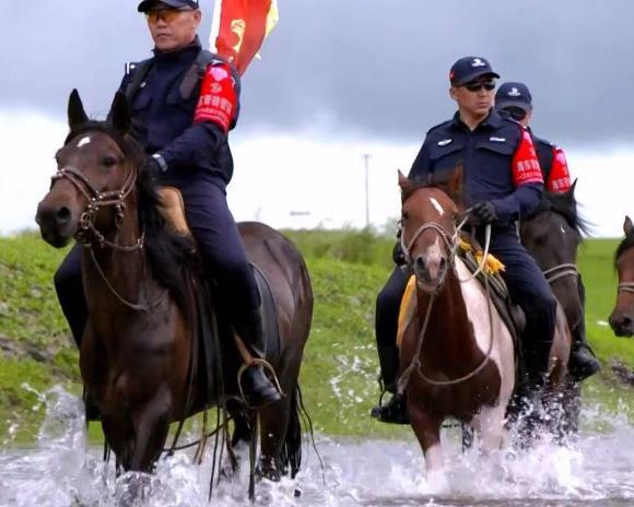 内蒙古警察骑马指挥交通被夸帅 骑警队:已成立8年 从向牧民借马发展
