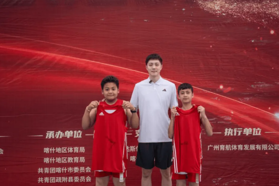 有爱!胡明轩回到家乡送温暖,亲自指导青少年,还赠送20万装备