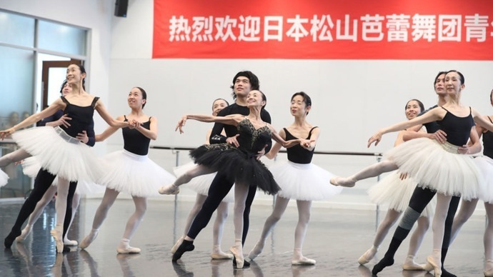 【上观直击】76岁日本演员演绎天鹅湖:用足尖续写中