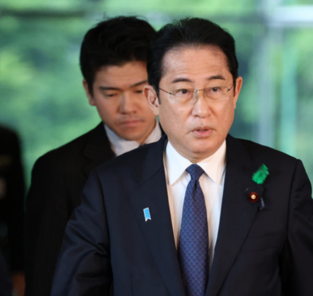 2023年4月20日,日本首相岸田文雄離開首相官邸,翔太郎走在父親身後